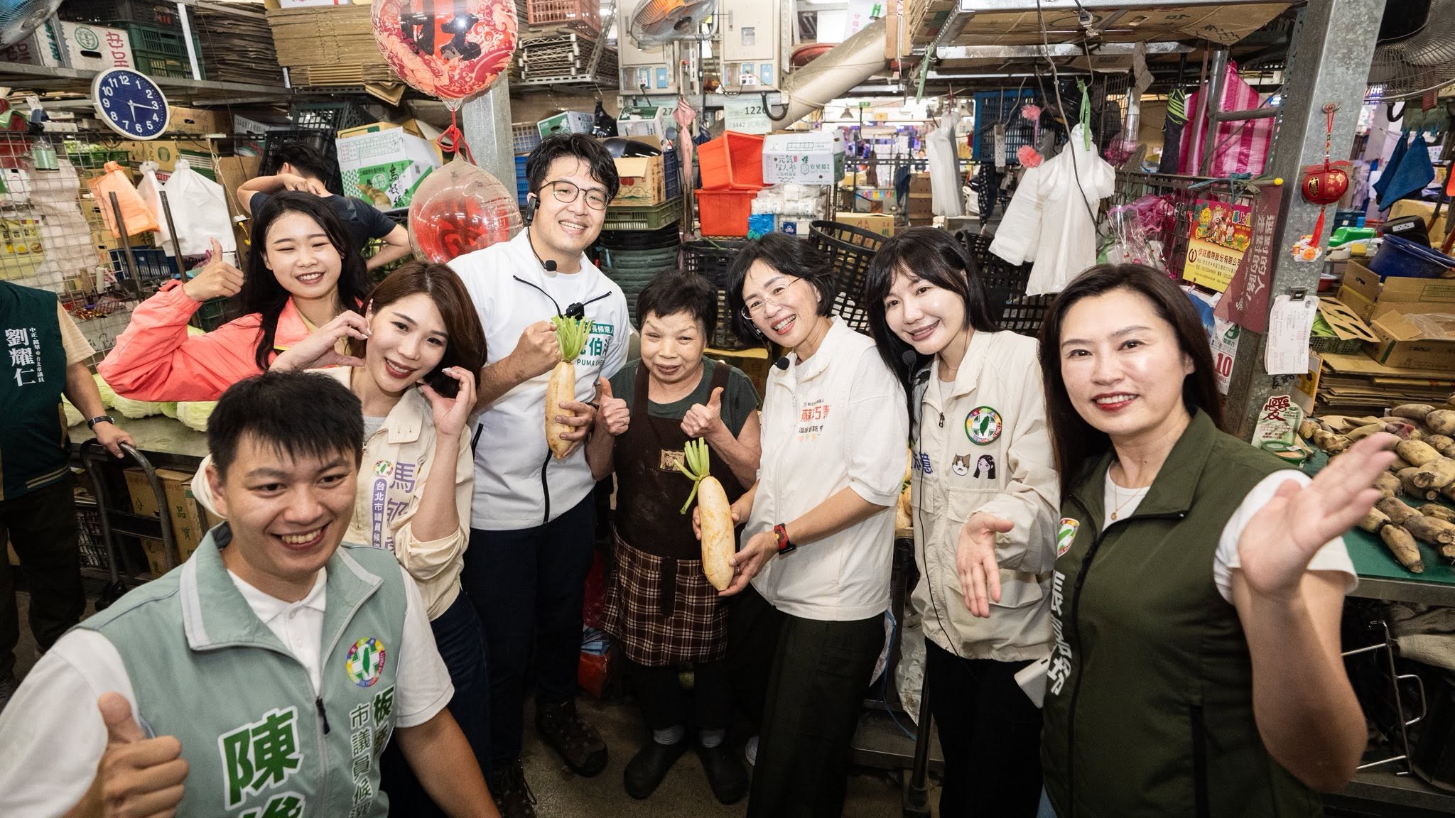 和好同學、好戰友沈伯洋一起拜訪市場