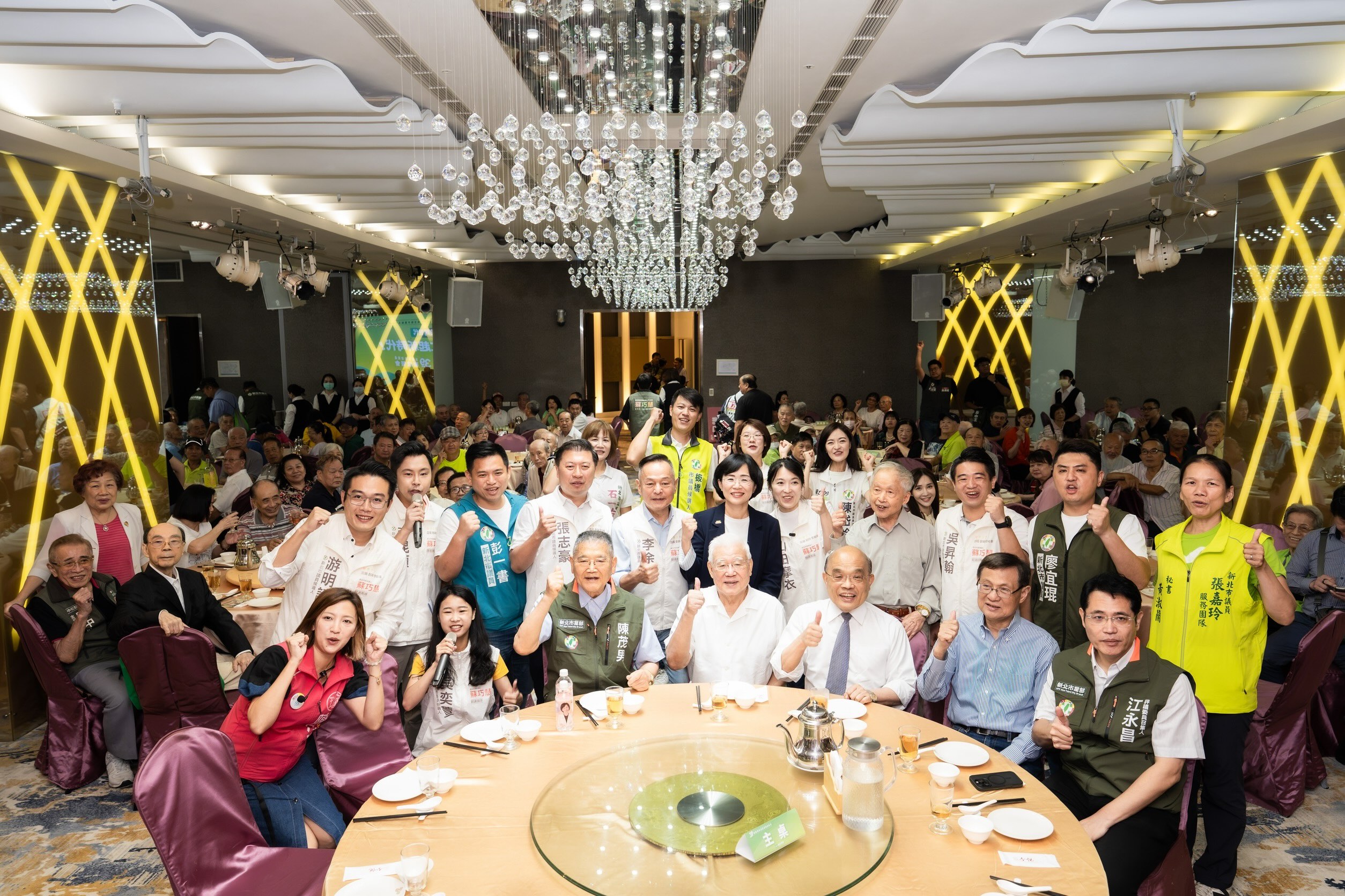 9/28是民進黨創黨紀念日，新北的民主前輩們齊聚在一起，慶祝新北市黨部39週年慶